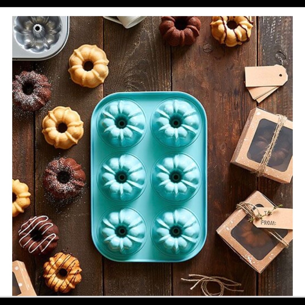 Pampered Chef Mini Bundt Cake Pan NEW